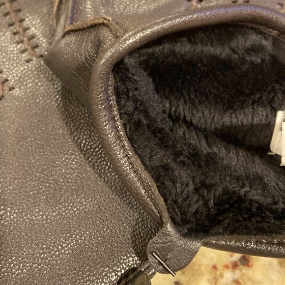 NWT UGG WRANGELL FAUX FUR LINED SMART GLOVES. PRICE IS FIRM - Picture 9 of 9